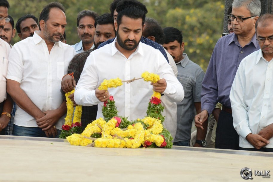 NTR-Family-Visit-to-NTR-Ghat-2016